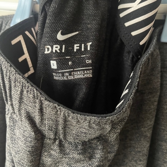 Nike Women's Gray Shorts Small - Picture 5 of 5